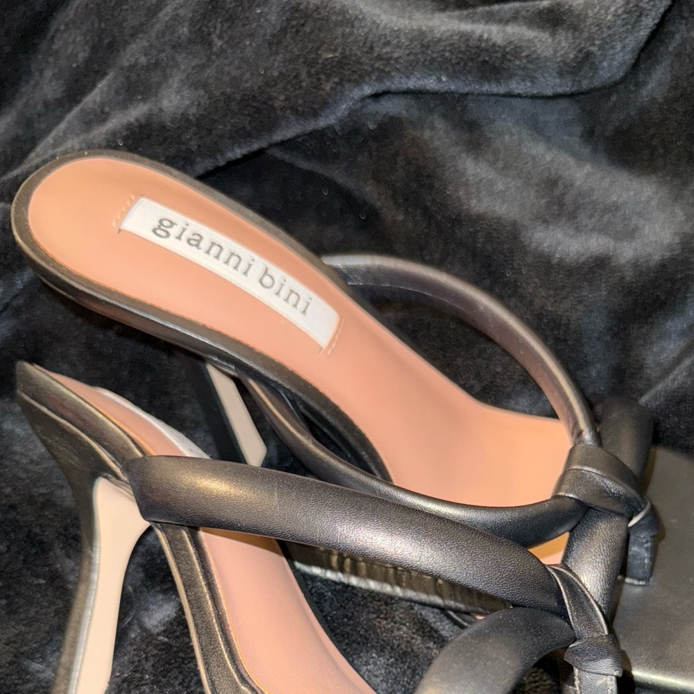 Gianni Bini Black Square Toe Sandals with V-Strap - Picture 11 of 11